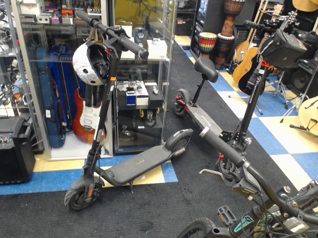 F-se scooter avec chargeur