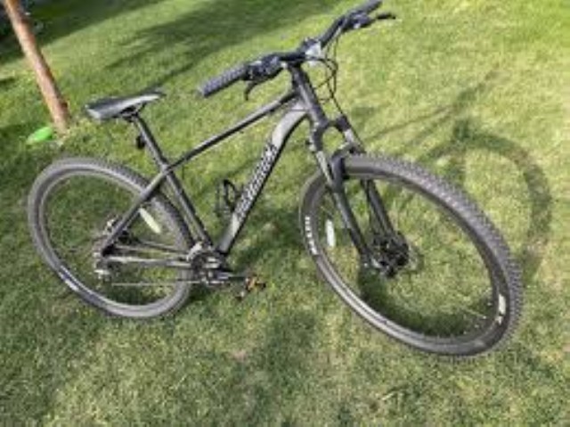 Velo de montagne noir