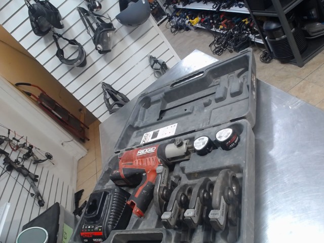 Crimper 12v+2batt+charge+4 tete dcase