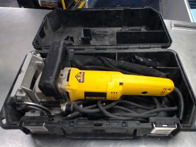 Biscuiteuse dans case