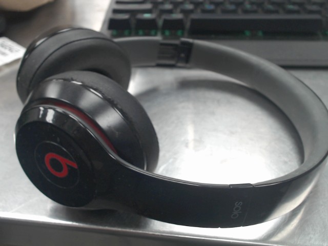 Black beats solo headphone
