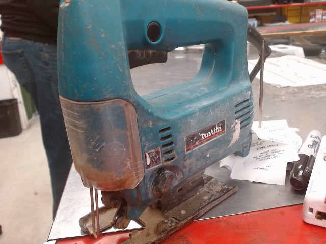 Scie sauteuse electrique