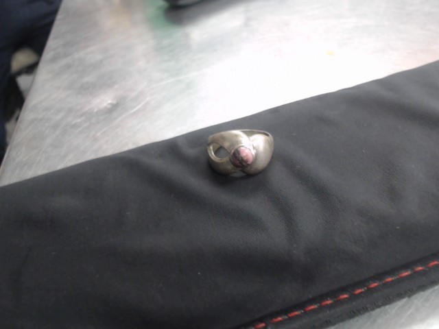 Bague en argent avec petite pierre rose