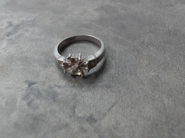 Bague en argent avec motif de croix