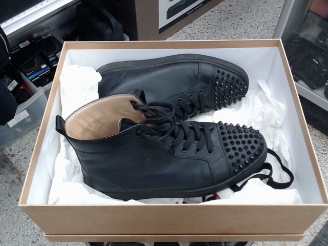 Calf souliers dans la boite