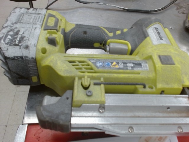 Cloueuse a finition a batt + char