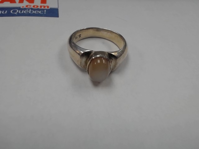 Bague avec pierre blanche