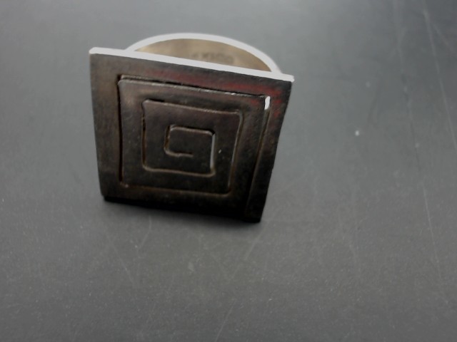 Bague en argent motif spirale carre