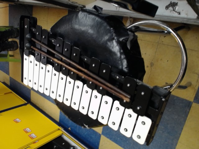 Xylophone en metal avec batons