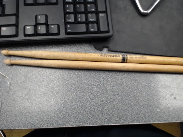 Pair de drumsticks usager