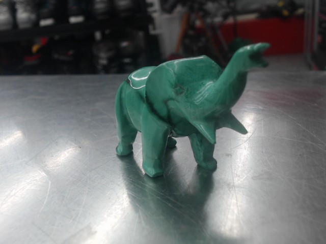 Petit elephant en procelaine jade