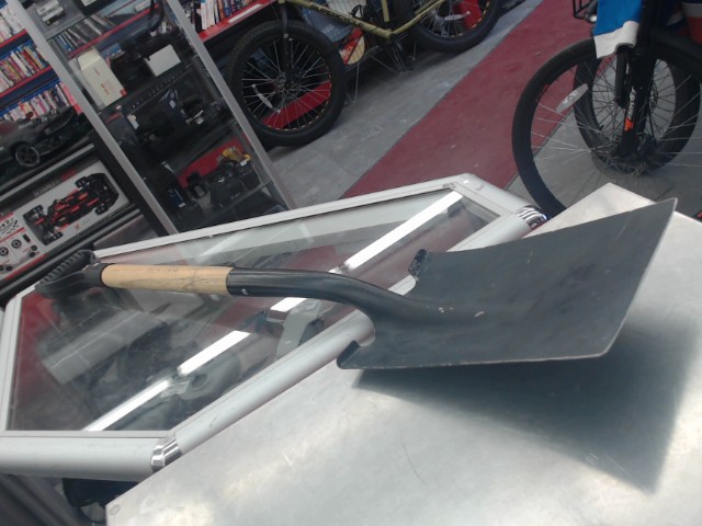 Pelle carre en acier manche en bois