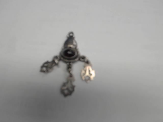 Breloque avec pierre rouge