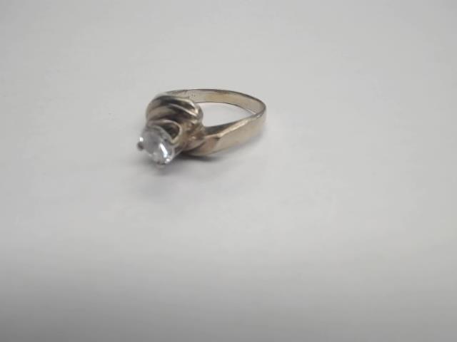 Bague en argent avec pierre blache