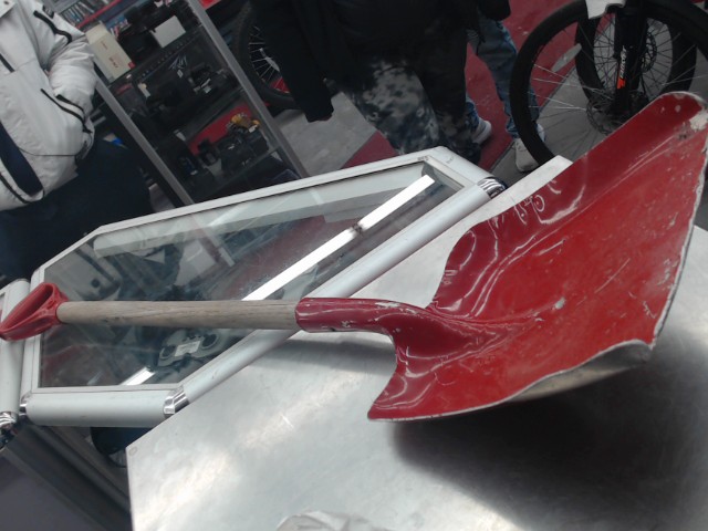 Pelle a neige en metal rouge et manche e