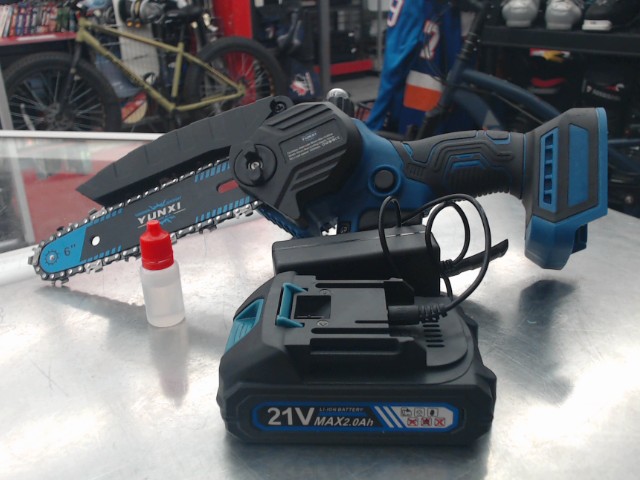 Mini chainsaw a battrie en boite