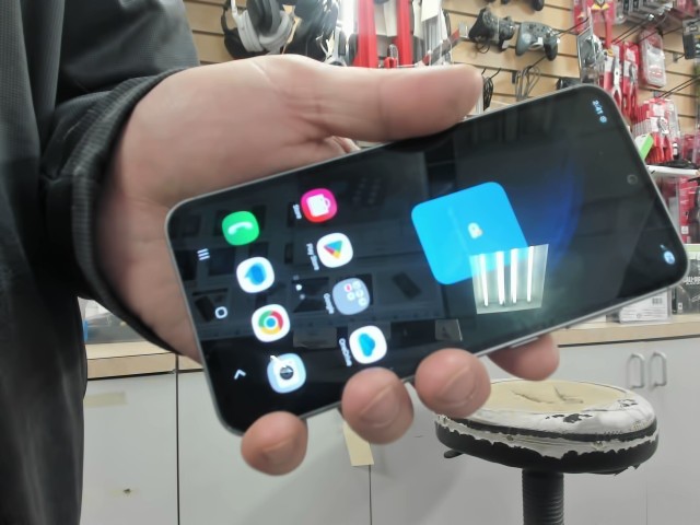 Samsung s23fe petite craque en hautgauch