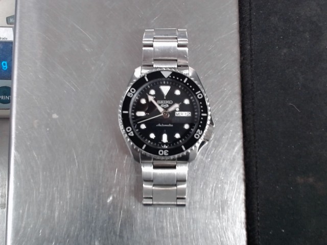 Montre seiko 5 noire et argent