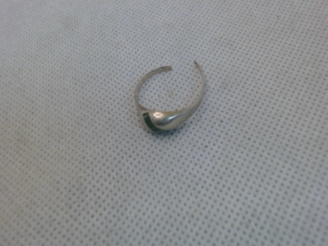 Bague en argent bris�e