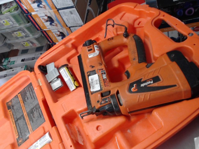 Cloueuse finition paslode dans case