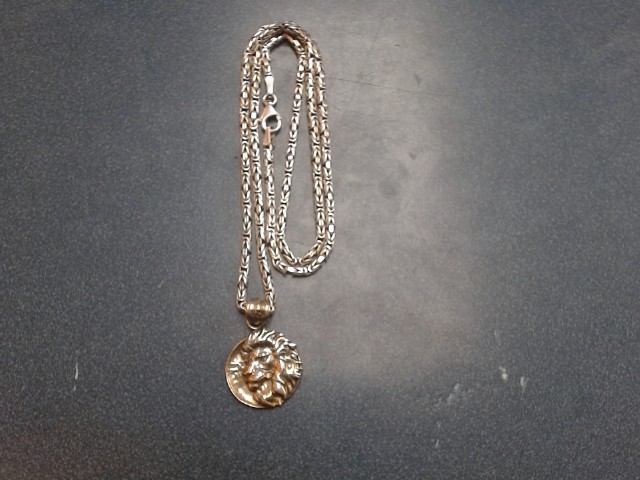 Chaine en argent avec pendat de lion