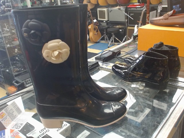 Ladies rubber boots size 42