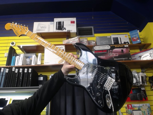 Guitare �lectrique noire gauch�re