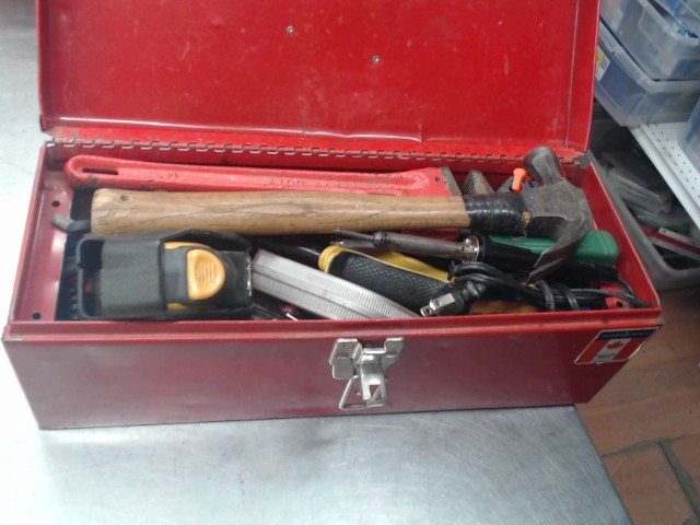 Tool box avec outils divers
