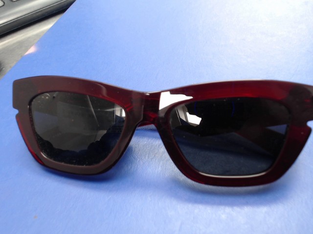 Lunettes soleil rouge vin