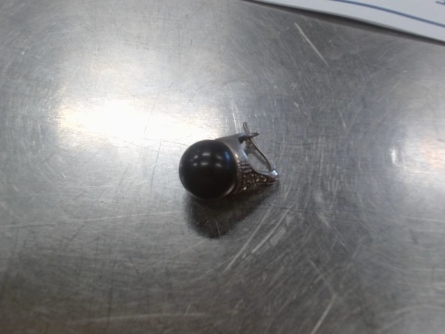 Boucle d'oreille seule avec pierre noire