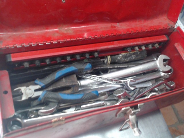 Tool box avec outils divers