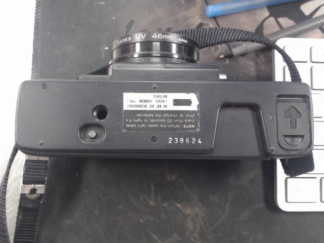 Appareil photo argentique noir pour piec