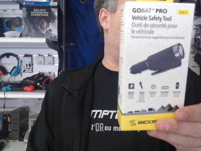 Outil de securite pour le vehicule 5en1