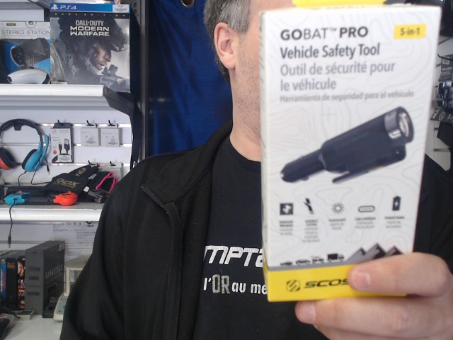 Outil de securite pour le vehicule 5en1