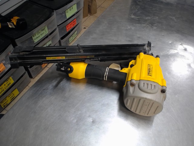 Cloueuse a air dewalt