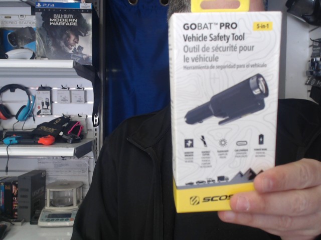 Outil de securit� pour le vehicule 5en1