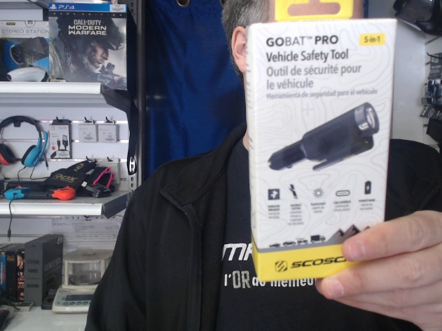 Outil de securite pour vehicule 5en1