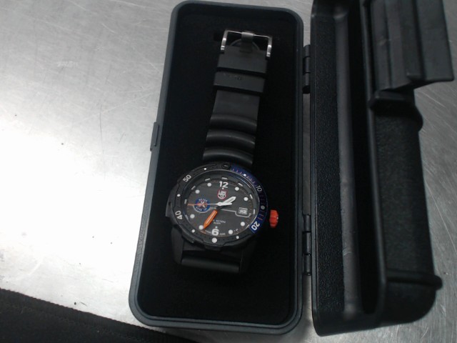 Montre luminox never give up