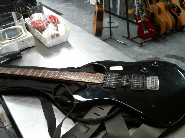 Guitare electrique yamaha noire