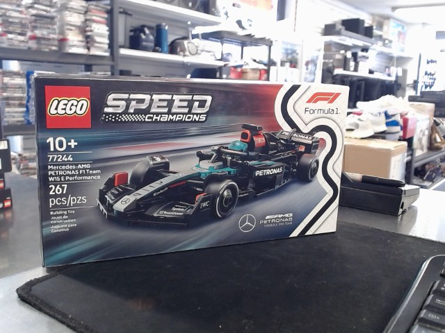 Mercedes-amg petronas f1 team w15 e pe