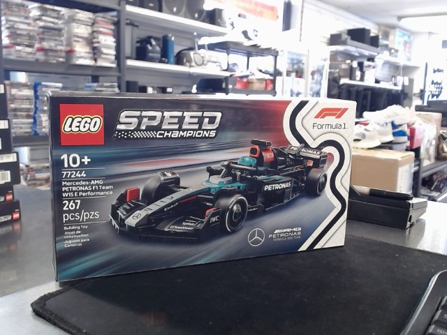 Mercedes-amg petronas f1 team w15 e pe