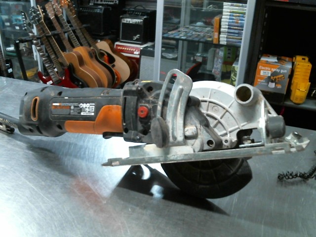 Scie scirculaire avec de la peinture bla