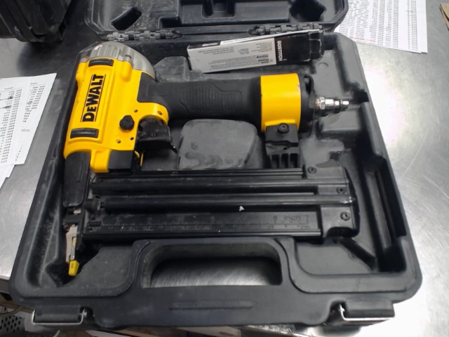 Cloueuse dewalt 18ga dans case