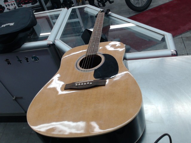 Guitare acoustique avec case
