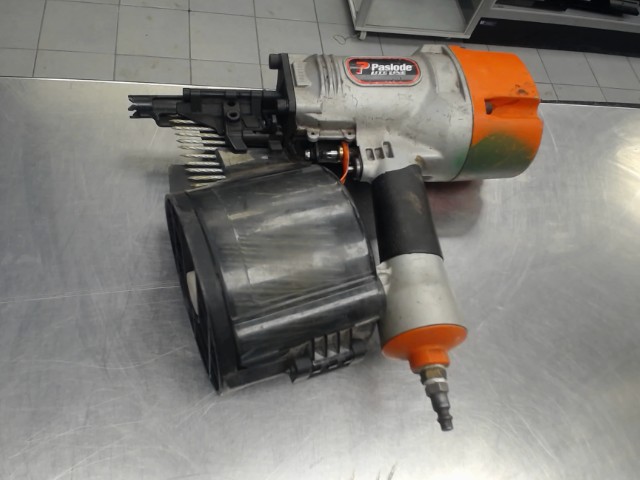 Cloueuse de charpente a bobine