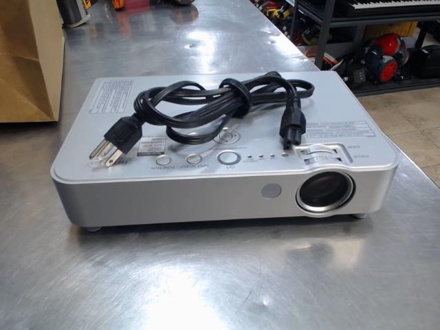 Projeteur panasonic + charg + man