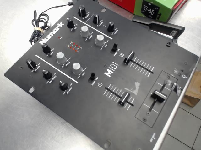 Table de mixage nymark avec fil    vf