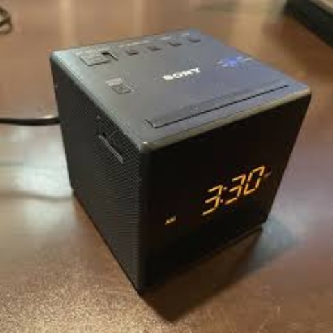 Reveil avec radio blanc noir