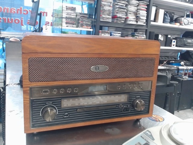Nostalgic wooden turntable/radio