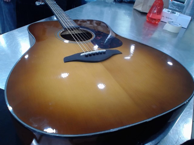 Guitare flambant neuf sandburst